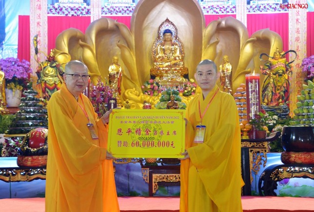 Thành viên Ban Đại diện Phật giáo người Hoa đóng góp cho hoạt động Phật sự chung