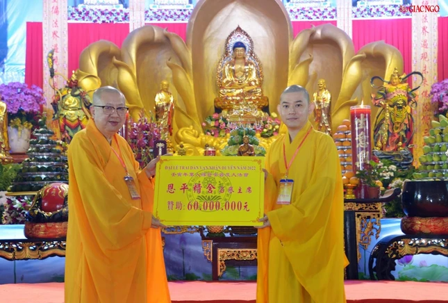 Thành viên Ban Đại diện Phật giáo người Hoa đóng góp cho hoạt động Phật sự chung