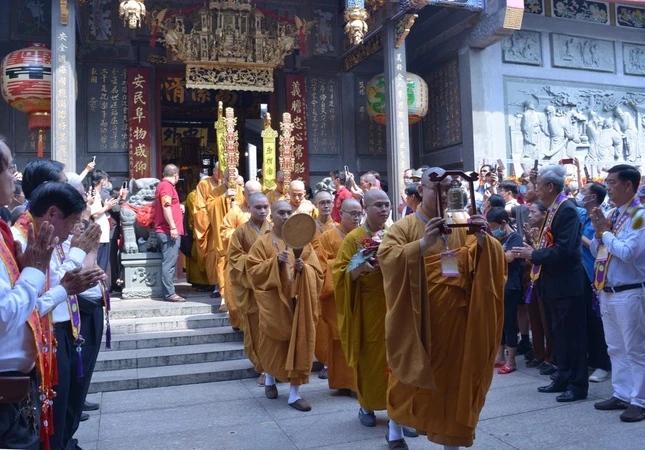 Cung nghinh chư tôn đức quang lâm