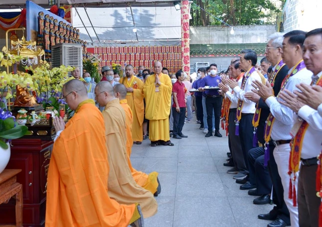 Đại đức Thích Minh Thông đại diện Ban Tổ chức, Tăng Ni và Phật tử người Hoa dâng lời tác bạch