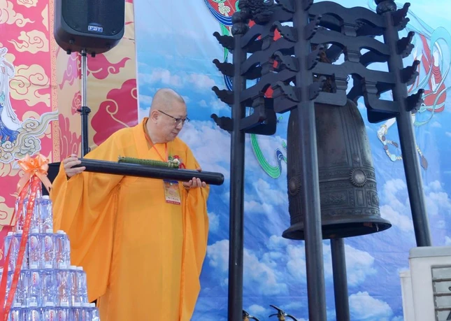 Thượng tọa Thích Liễu Minh, Phó ban Tổ chức, Phó ban Đại diện Phật giáo người Hoa cử hành nghi lễ, bắt đầu pháp sự cúng dường