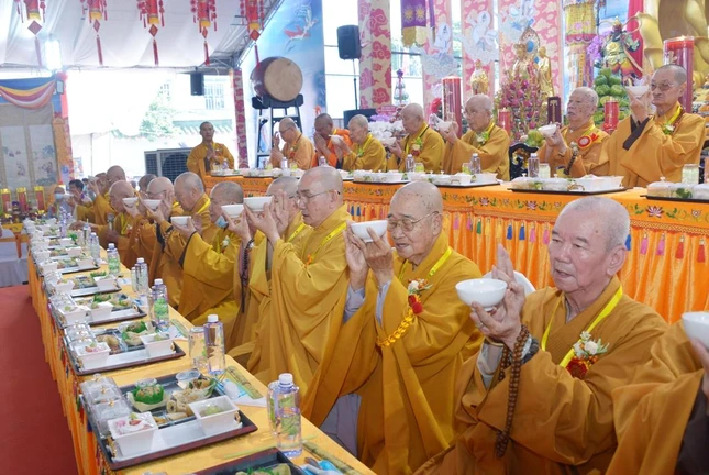 Chư tôn đức cử bát cúng dường