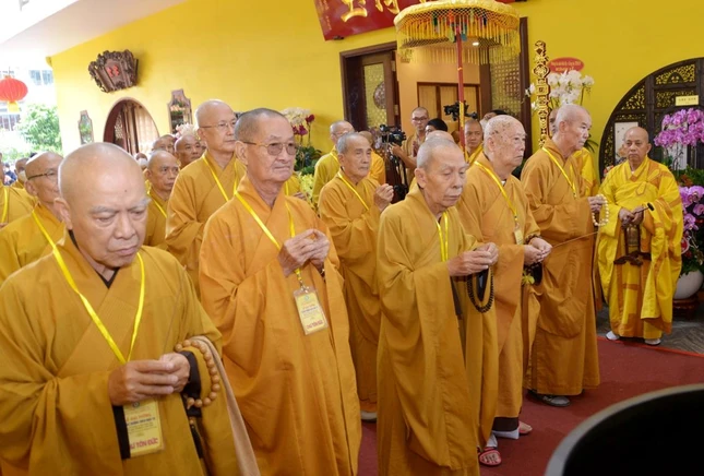 Chư tôn đức niêm hương, nhất tâm cầu nguyện