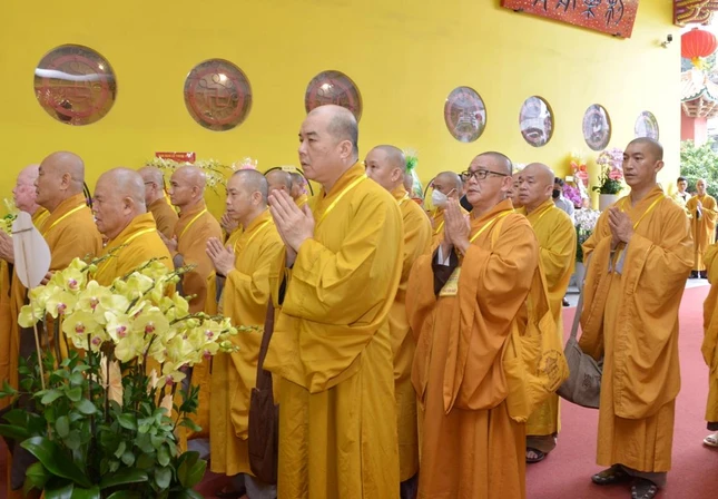 Chư tôn đức đại diện Ban Trị sự GHPGVN TP.HCM, Ban Đại diện Phật giáo người Hoa, Hội quán người Hoa đang sinh hoạt tại thành phố tham dự buổi lễ