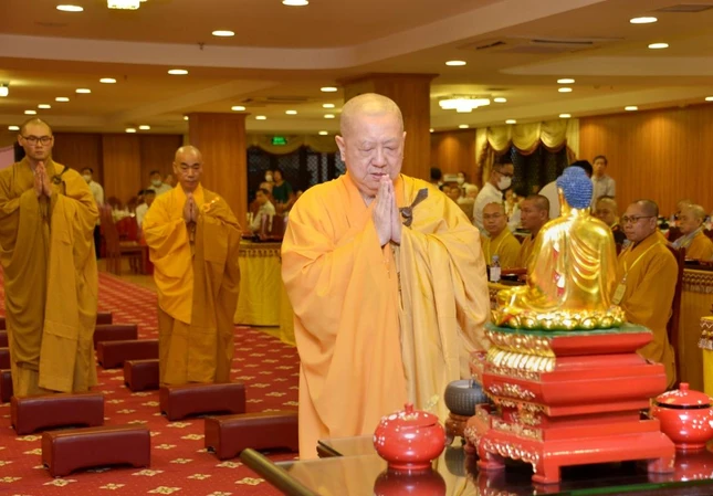 Đại đức Thích Liễu Minh tác bạch cúng dường chư tôn đức Tăng Ni