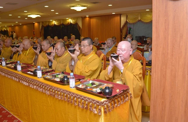 Chư tôn đức cử bát cúng dường