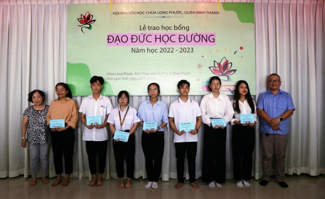 Các em sinh viên đang theo học các Trường Đại học tại TP.HCM nhận học bổng Các em sinh viên đang theo học các Trường Đại học tại TP.HCM nhận học bổng