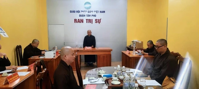 Hòa thượng Trưởng ban Trị sự Phật giáo quận Tân Phú chủ trì phiên họp