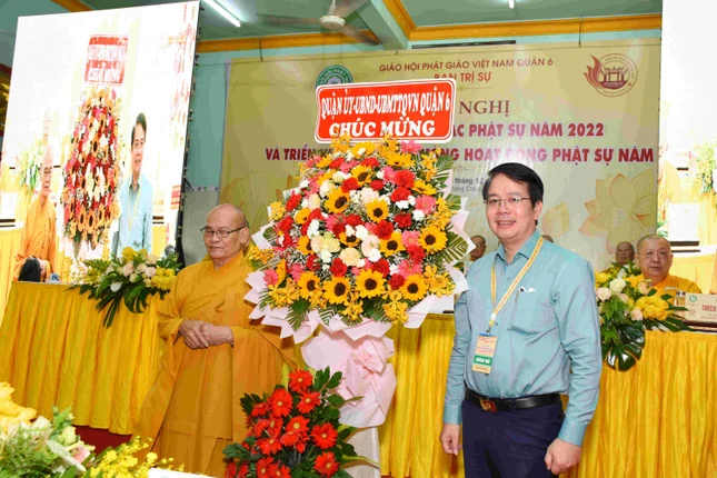 Đại diện lãnh đạo chính quyền quận 6 tặng lẵng hoa chúc mừng