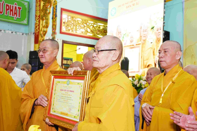 Trao giáo chỉ tấn phong