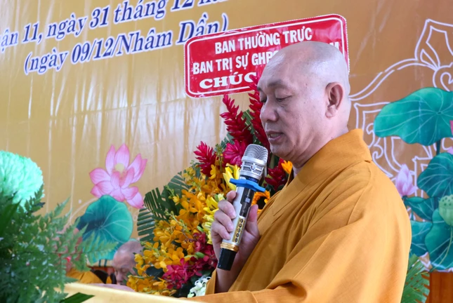 Thượng tọa Thích Nguyên Sĩ, Trưởng ban Trị sự GHPGVN quận 11 phát biểu khai mạc