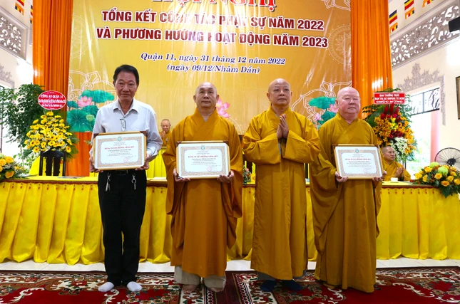 Hòa thượng Thích Lệ Trang trao bằng tuyên duyên công đức của Ban Trị sự GHPGVN TP đến chư tôn đức, thành viên Ban Trị sự GHPGVN quận 11