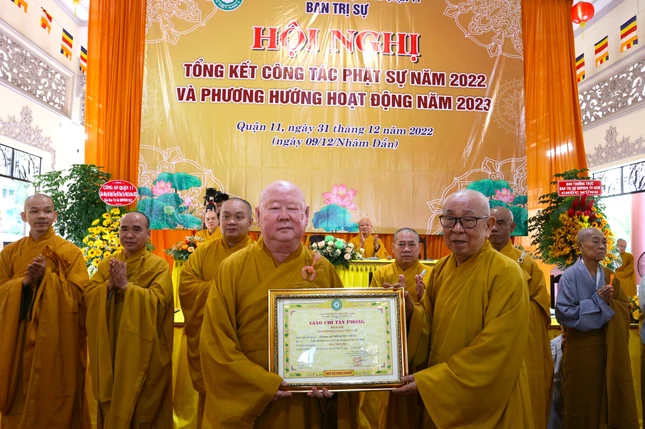 Hòa thượng Thích Như Tín trao giáo chỉ tấn phong đến Hòa thượng Thích Duy Trấn