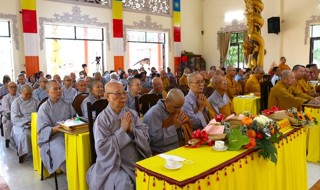Chư tôn đức Tăng Ni, Phật tử thành tâm đón nhận lời đạo từ của Hòa thượng Trưởng ban Trị sự GHPGVN TP.HCM