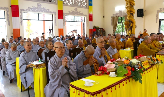 Chư tôn đức Tăng Ni, Phật tử thành tâm đón nhận lời đạo từ của Hòa thượng Trưởng ban Trị sự GHPGVN TP.HCM