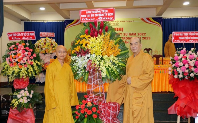 Thượng tọa Thích Thiện Quý thay mặt Ban Thường trực Ban Trị sự GHPGVN TP.HCM tặng hoa chúc mừng