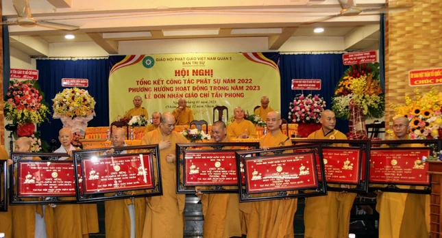 Ban Trị sự Phật giáo quận 5 trao khánh vàng chúc mừng chư tôn đức được tấn phong Giáo phẩm