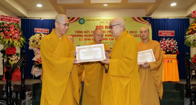 Hòa thượng Thích Như Tín trao Bằng tuyên dương công đức đến thành viên Ban Trị sự Phật giáo quận 5 đạt thành tích xuất sắc trong công tác Phật sự