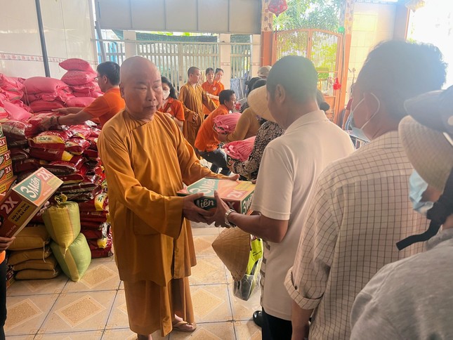 Người dân đến nhận quà tại tịnh xá Trung Tâm