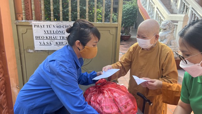 Chư Ni tịnh xá Ngọc Lâm trao quà đến người có hoàn cảnh khó khăn