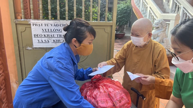 Chư Ni tịnh xá Ngọc Lâm trao quà đến người có hoàn cảnh khó khăn