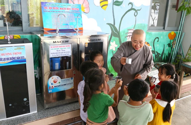 Các em học sinh trường Mầm non Quán Thẻ 2 (H.Thuận Nam) dùng nước lọc tại nguồn