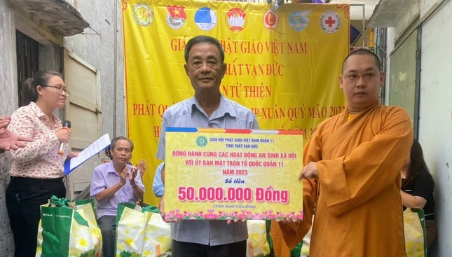 Đại đức Thích Nguyên Phước tao tặng tiền đến Ủy ban MTTQVN Q.11, ông Lâm Viên Đức đại diện đón nhận Đại đức Thích Nguyên Phước tao tặng tiền đến Ủy ban MTTQVN Q.11, ông Lâm Viên Đức đại diện đón nhận