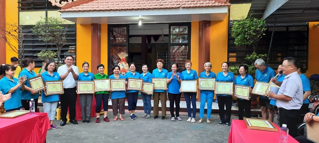 Thành viên câu lạc bộ đón nhận Bằng khen Thành viên câu lạc bộ đón nhận Bằng khen