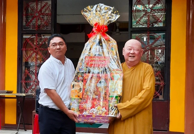 Hòa thượng Thích Duy Trấn, Chủ nhiệm Câu lạc bộ Hành trình xanh chùa Liên Hoa đón nhận phần quà chúc mừng từ UBND Q.11 Hòa thượng Thích Duy Trấn, Chủ nhiệm Câu lạc bộ Hành trình xanh chùa Liên Hoa đón nhận phần quà chúc mừng từ UBND Q.11