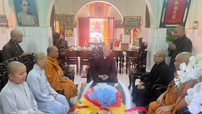 Ban Trị sự GHPGVN Q.6 khánh tuế đến chư tôn đức Hòa thượng thành viên Ban Trị sự Phật giáo Q.6