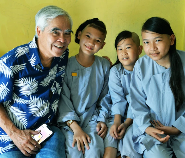 Nick Út bên các chú tiểu. Ảnh: Trần Thế Phong