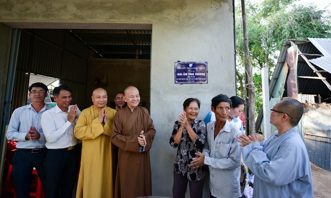 Niềm hạnh phúc của chú Lê Văn Hoàng và cô Bùi Thị Lẹ có ngôi nhà mới đón xuân