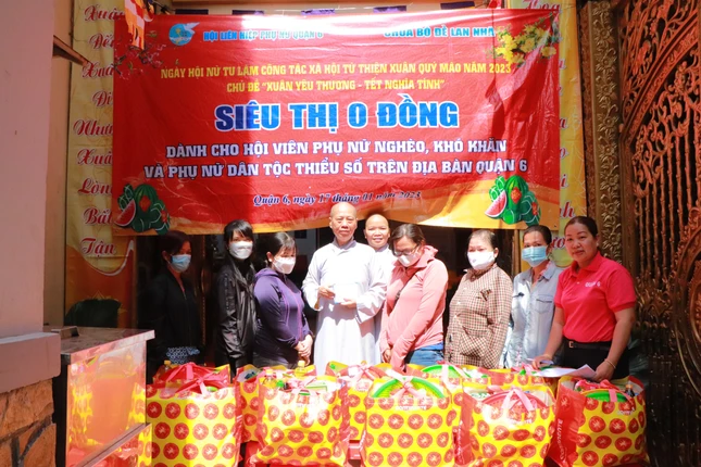 Ni sư Thích nữ Như Hiền gửi tặng quà đến người có hoàn cảnh khó khăn