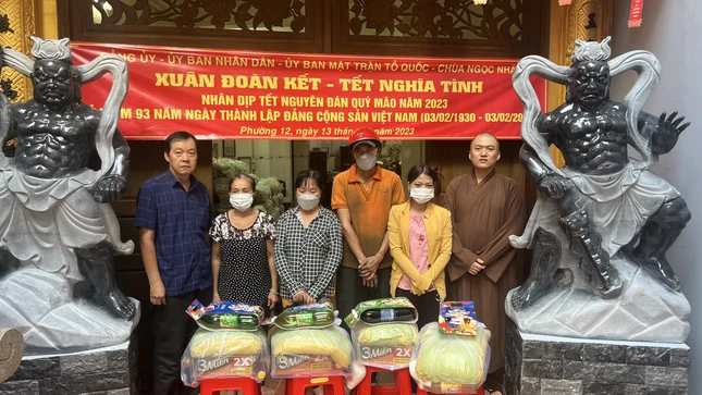 Chư Tăng chùa Ngọc Nhân trao quà đến người dân