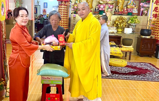 Ngoài được trao tặng quà Tết, người dân còn nhận được lì xì và nghe pháp thoại ngắn từ Đại đức Thích Đức Lộc. Ảnh: Nhóm Bước Chân An Lạc Ngoài được trao tặng quà Tết, người dân còn nhận được lì xì và nghe pháp thoại ngắn từ Đại đức Thích Đức Lộc. Ảnh: Nhóm Bước Chân An Lạc