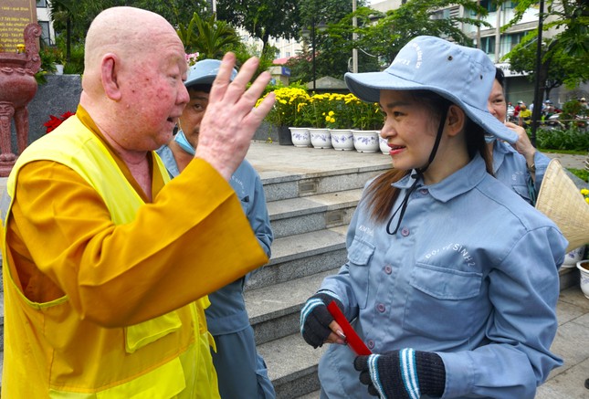 Hòa thượng chúc Tết, thăm hỏi và động viên anh chị em lao công, quét rác