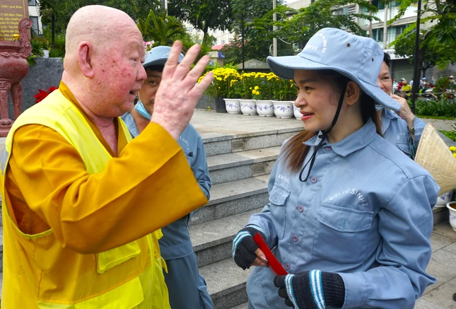 Hòa thượng chúc Tết, thăm hỏi và động viên anh chị em lao công, quét rác Hòa thượng chúc Tết, thăm hỏi và động viên anh chị em lao công, quét rác