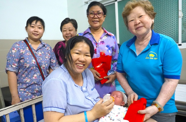 Niềm vui đêm giao thừa của một sản phụ khi được các cô Phật tử chùa Liên Hoa lì-xì, chúc mừng năm mới