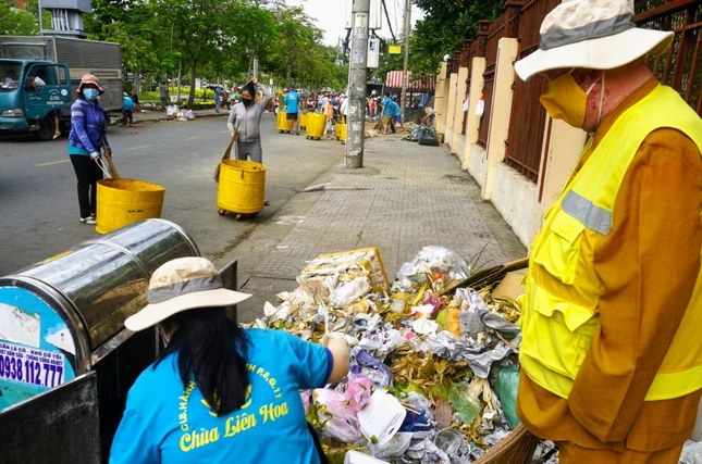 Hòa thượng Thích Duy Trấn hướng dẫn Câu lạc bộ Hành trình xanh chùa Liên Hoa xuống phố quét rác Hòa thượng Thích Duy Trấn hướng dẫn Câu lạc bộ Hành trình xanh chùa Liên Hoa xuống phố quét rác