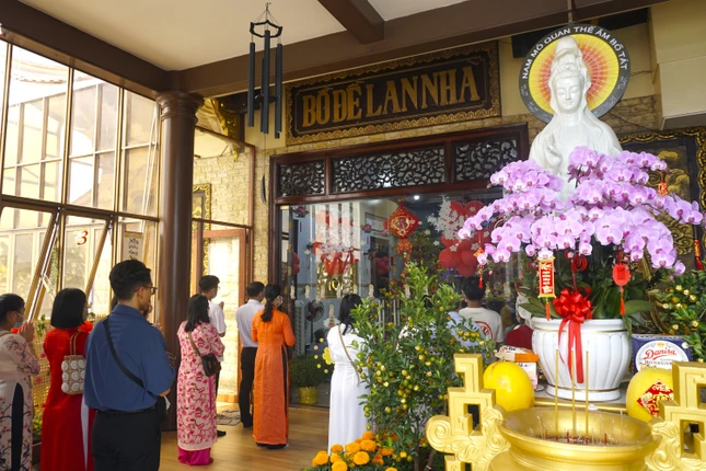 Phật tử trong trang phục áo dài đến chùa tụng kinh, niệm Phật