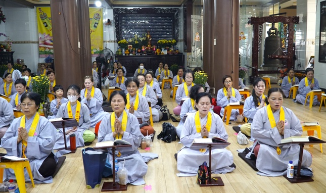 Phật tử trì kinh Pháp hoa