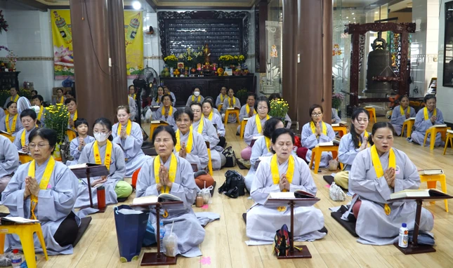 Phật tử trì kinh Pháp hoa