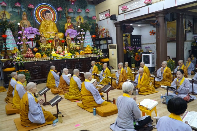 Thời khóa tụng trọn bộ kinh Pháp hoa diễn ra từ 12 giờ 20 đến 18 giờ 30