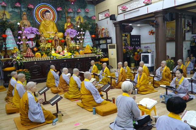 Thời khóa tụng trọn bộ kinh Pháp hoa diễn ra từ 12 giờ 20 đến 18 giờ 30