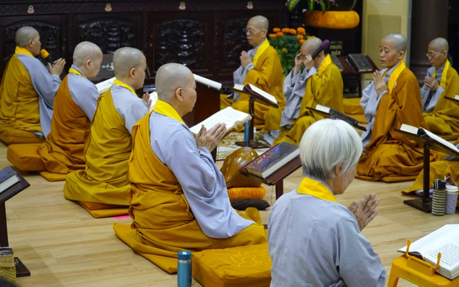 Phật tử trì kinh theo sự hướng dẫn của chư tôn đức Ni