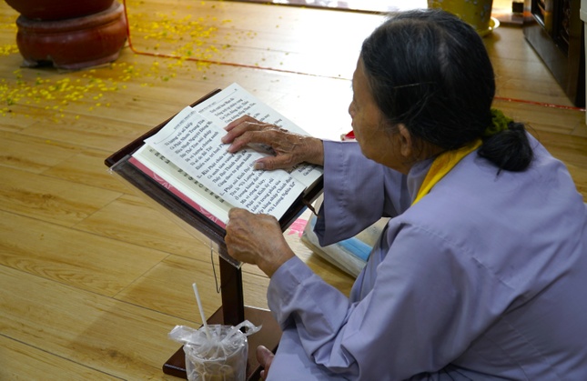 Cố gắng dò từng chữ, để không đọc sai sót