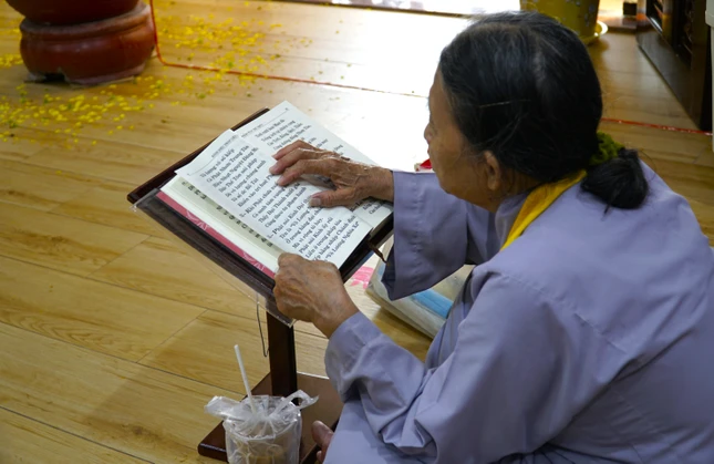 Cố gắng dò từng chữ, để không đọc sai sót