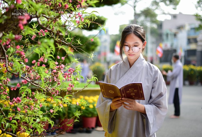 Phật tử trẻ Hồng Anh thành tâm, chọn một góc để tham dự trì tụng kinh Dược Sư