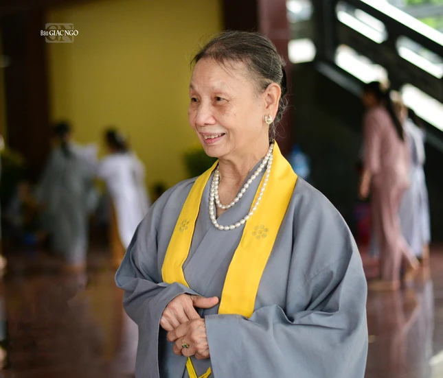 Nữ Phật tử Hoa Đạo chia sẻ: "Tham dự trọn vẹn 3 ngày Pháp hội Dược Sư là mong ước lớn nhất của cô lúc này" Nữ Phật tử Hoa Đạo chia sẻ: "Tham dự trọn vẹn 3 ngày Pháp hội Dược Sư là mong ước lớn nhất của cô lúc này"