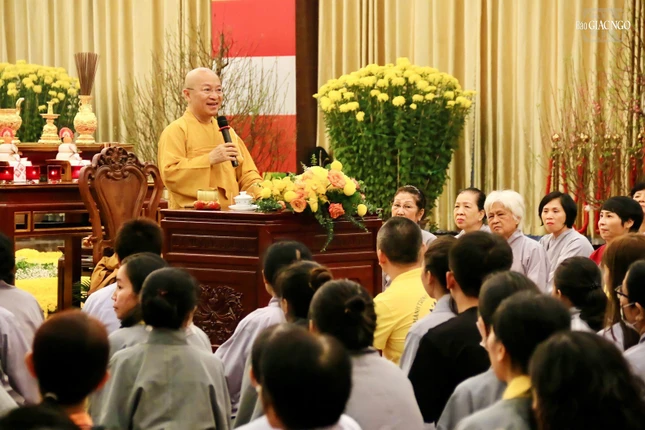 Thượng tọa Thích Nhật Từ trong pháp thoại tại Pháp hội Dược Sư, Việt Nam Quốc Tự